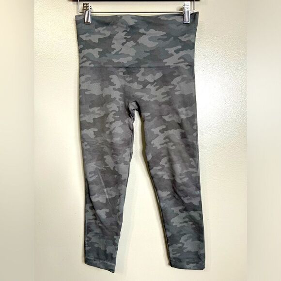 4/$25 Spanx camouflage cropped leggings size medium - Picture 3 of 4